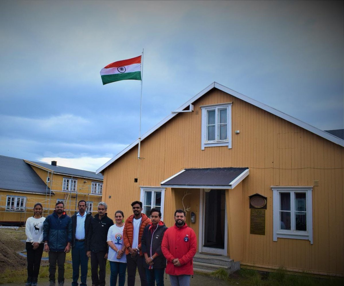 ncaor_goa's tweet photo. Tiranga flying high in #Arctic on the Indian research station - Himadri. Indian scientists celebrate the power of freedom that has let their dreams soar #HarGharTiranga🇮🇳 #AmritMahotsav #MainBharatHoon #IndependenceDayIndia https://t.co/oPdbOEsHuQ