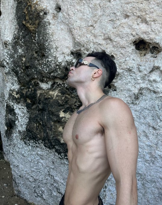 1 pic. tried to hide this thing at the beach ? https://t.co/uZeAQqAlGA