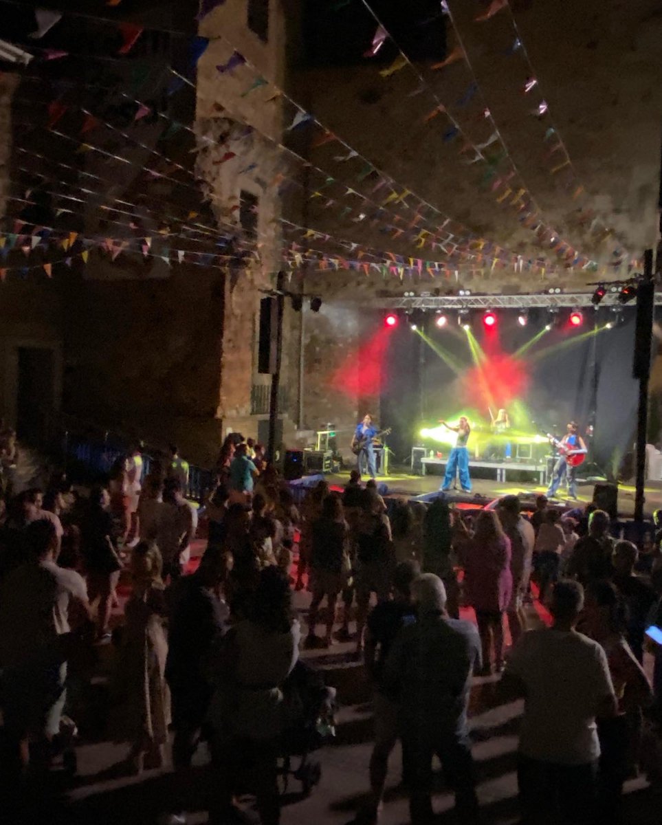 JuntsperTordera's tweet photo. Magnífica revetlla de Santa Maria a #Tordera!

👏Centenars de persones van omplir la Plaça de l’Ajuntament per gaudir d’una nit de música en directe amb les Akelarre i de correfoc celebrant el 5è aniverdari de la Colla Infantil de @DiablesTordera! 

A punt per la #FMTordera23! https://t.co/JGzDsp25v7