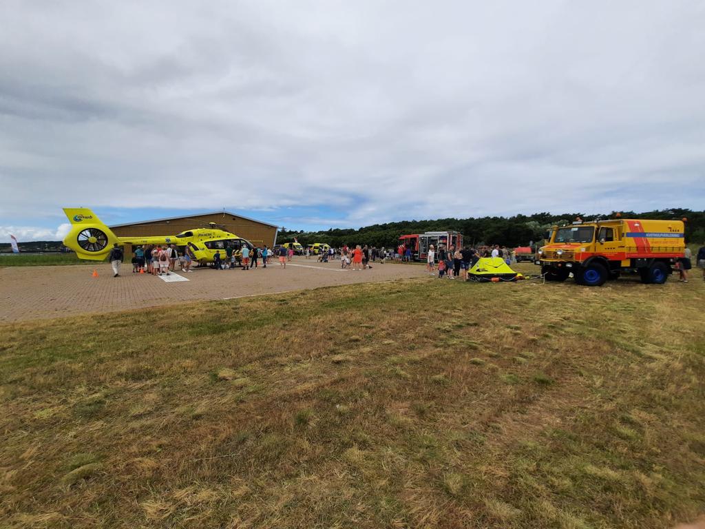 UMCG_Ambulance's tweet photo. Ben je morgen 16/8 op Vlieland? En benieuwd naar wat onze ambulancezorg daar inhoudt en wat o.a. de brandweer, politie of KNRM op het eiland doen? Kom dan vanaf 13u naar de Hulpverleningsdag bij onze ambulancepost. Maak kennis met de hulpdiensten en bekijk de demonstraties! https://t.co/Gsegf5uM5q