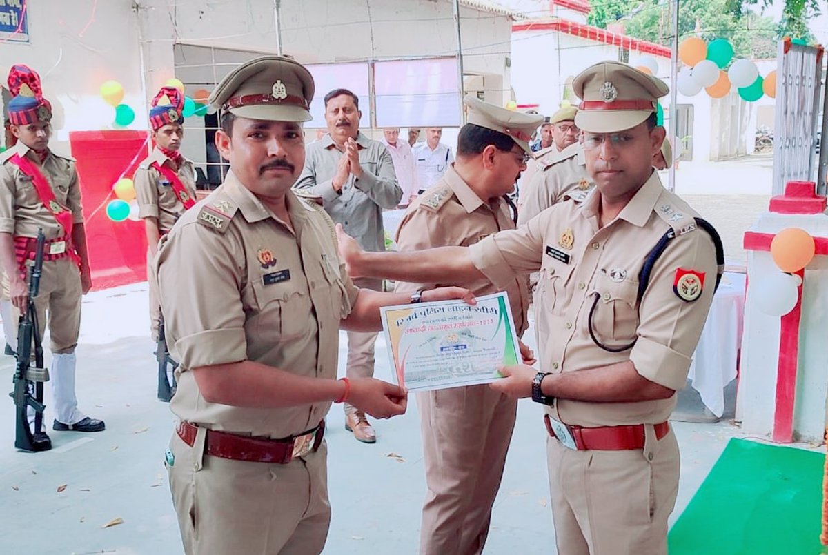 आज 15 अगस्त 2023 को स्वतंत्रता दिवस के शुभ अवसर पर पुलिस लाइन जनपद खीरी में आयोजित कार्यक्रम में श्रीमान पुलिस अधीक्षक महोदय द्वारा सराहनीय सेवा कार्य हेतु सम्मानित किया गया......