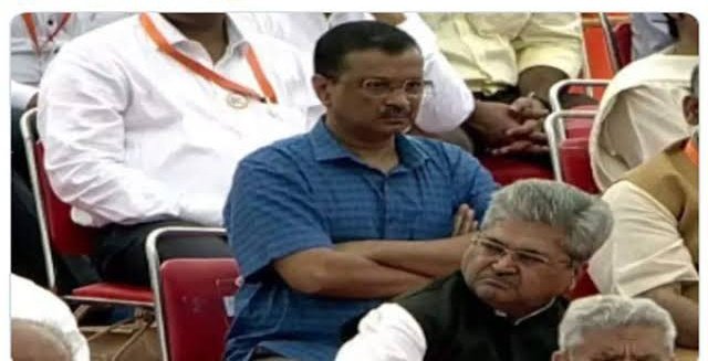 RaviPatelIN's tweet image. #DelhiOrdinanceBill ka tir abhi bhi tere me aur #Kejri420 ki me dikhay deta hain #pAAPi Gopla.