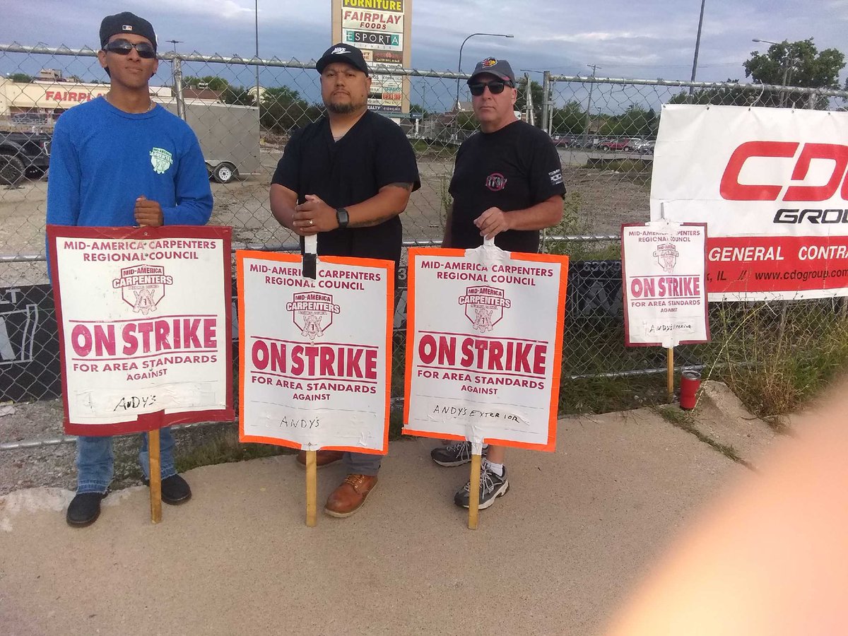 MGamino18's tweet image. ⁦@MidAmCarpenters⁩ #LOCAL10 good morning everybody I hope you’re doing fine on this gloomy day here in Chicago. We are back on the scene on 87th and Cicero. If you’re in the area drive by and honk like hell we appreciate your support.✊🏻🇺🇸