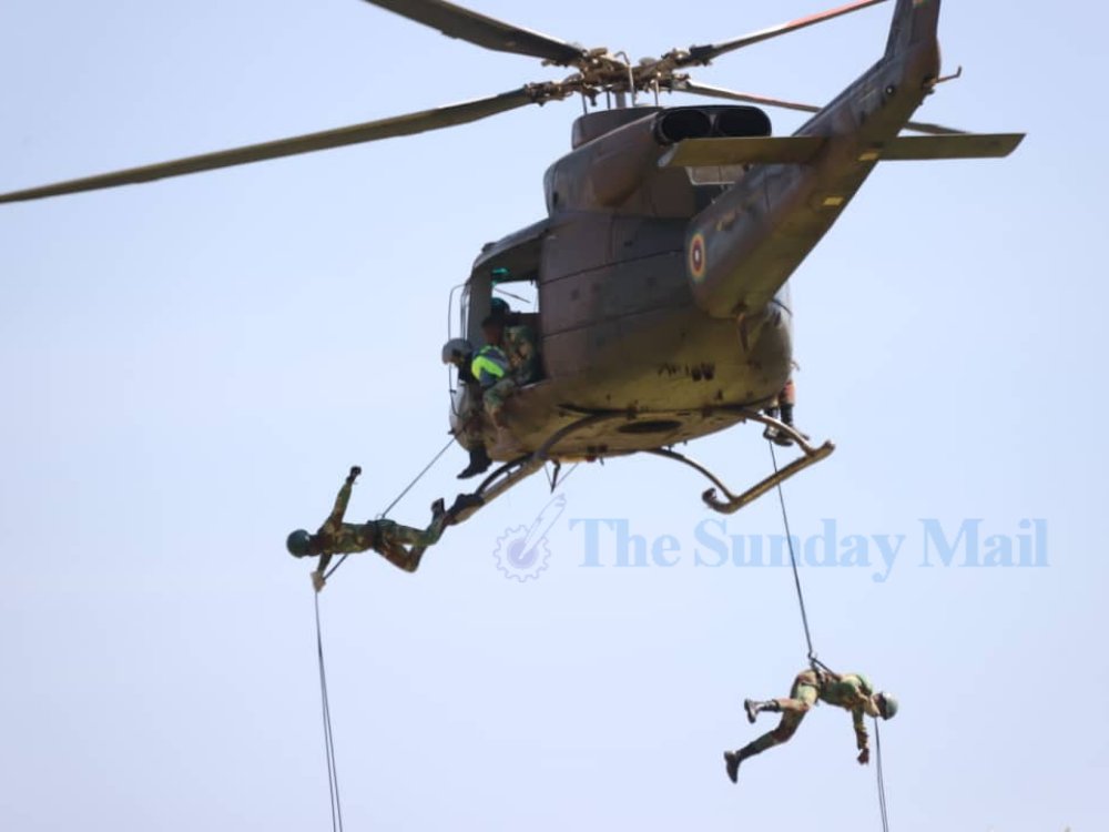 SundayMailZim's tweet image. #DefenceForcesDay2023

Zimbabwe Defence Forces (ZDF) displays at the National Sports Stadium on Tuesday
📸 Believe Nyakudjara