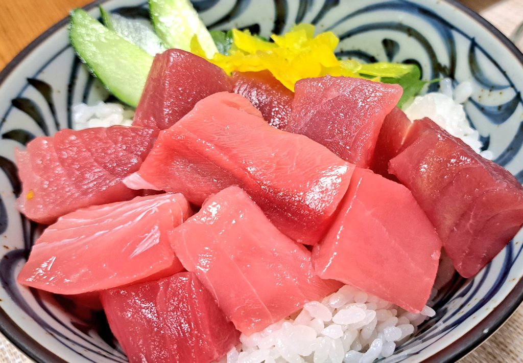 saogardening's tweet photo. まぐろ丼、だだちゃ豆、冷奴、竹輪キュウリ😋
まぐろが美味しいー
冷奴は定番のネギと生姜。久しぶりに生姜をすって添えたけれど、やっぱり、生をすって添えた方がおいしいなー

#おうちごはん𓎩𓌉𓇋 
#料理好きさんと繋がりたい
#Twitter家庭料理部 https://t.co/LPbSoJXBOL