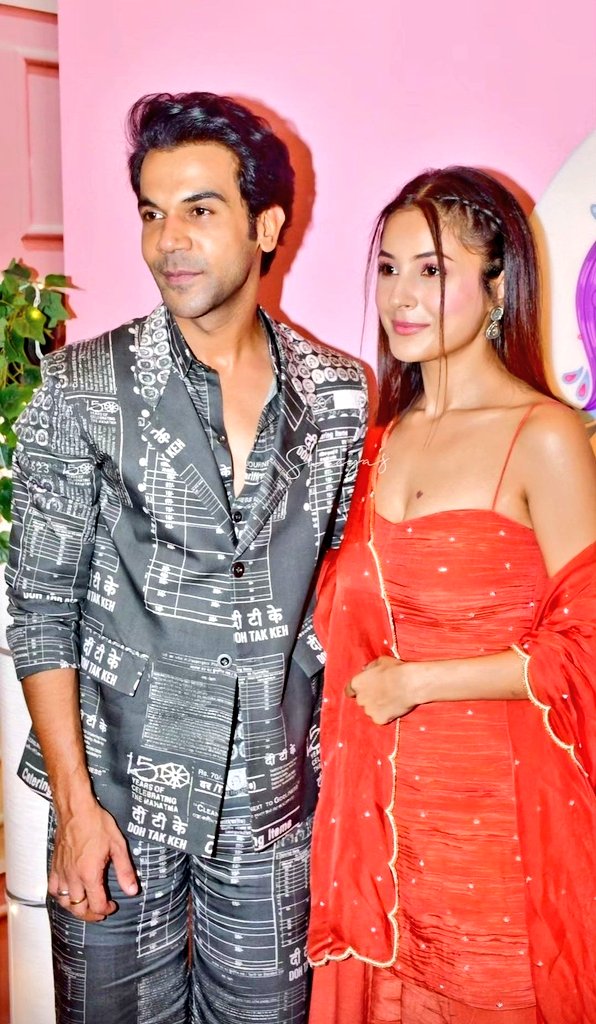 TRobiyatul's tweet photo. Hayee meri jaan😍😍😍😍nazar hi nhi hatri hai❤️❤️kitne din bat fer #DesiVibesWithShehnaazGill 🤩With our first guest #RajkumarRao 
Love you sana too much exited for the episode🤩🤩

#SHEHNAAZGILL @ishehnaaz_gill ❤️ https://t.co/UPy80iqmqq