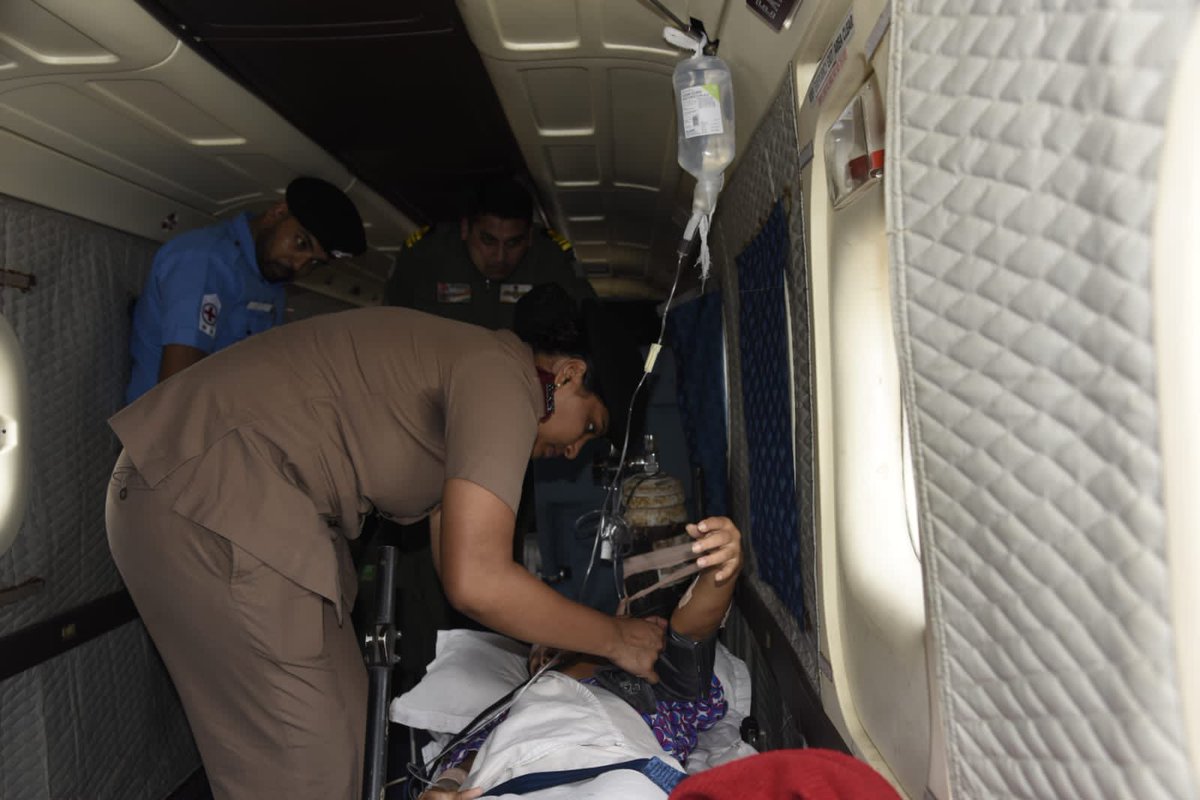 IN_GNA's tweet photo. #harkaamdeshkenaam 
#MeriMaatiMeraDesh 
On the eve of India's #77independenceday #INSHANSA #INAS310 airlifted one of the family members of our naval brethren, a critically ill patient, from Goa to Pune.

@Indiannavy @IN_WNC @DefPROMumbai @PIB_Panaji https://t.co/KHnwYHEHwe