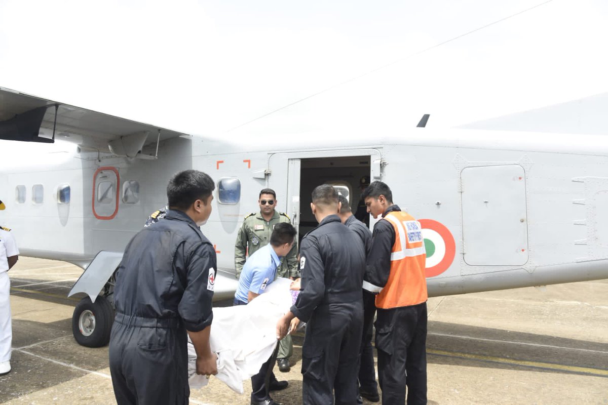 IN_GNA's tweet photo. #harkaamdeshkenaam 
#MeriMaatiMeraDesh 
On the eve of India's #77independenceday #INSHANSA #INAS310 airlifted one of the family members of our naval brethren, a critically ill patient, from Goa to Pune.

@Indiannavy @IN_WNC @DefPROMumbai @PIB_Panaji https://t.co/KHnwYHEHwe