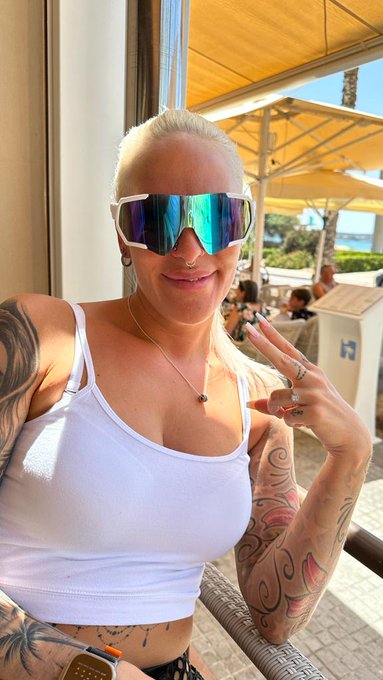 Chille auf Mallorca mit meiner Sonnenbrille &ndash; Urlaubsmodus aktiviert! 😎🏖️ https://t.co/vAhC4pV8A6<a href="/tag/model"class="tags"><span>#model</span></a><a href="/tag/fashion"class="tags"><span>#fashion</span></a><a href="/tag/summer"class="tags"><span>#summer</span></a><a href="/tag/blonde"class="tags"><span>#blonde</span></a><a href="/tag/lake"class="tags"><span>#lake</span></a><a href="/tag/calvinklein"class="tags"><span>#calvinklein</span></a>