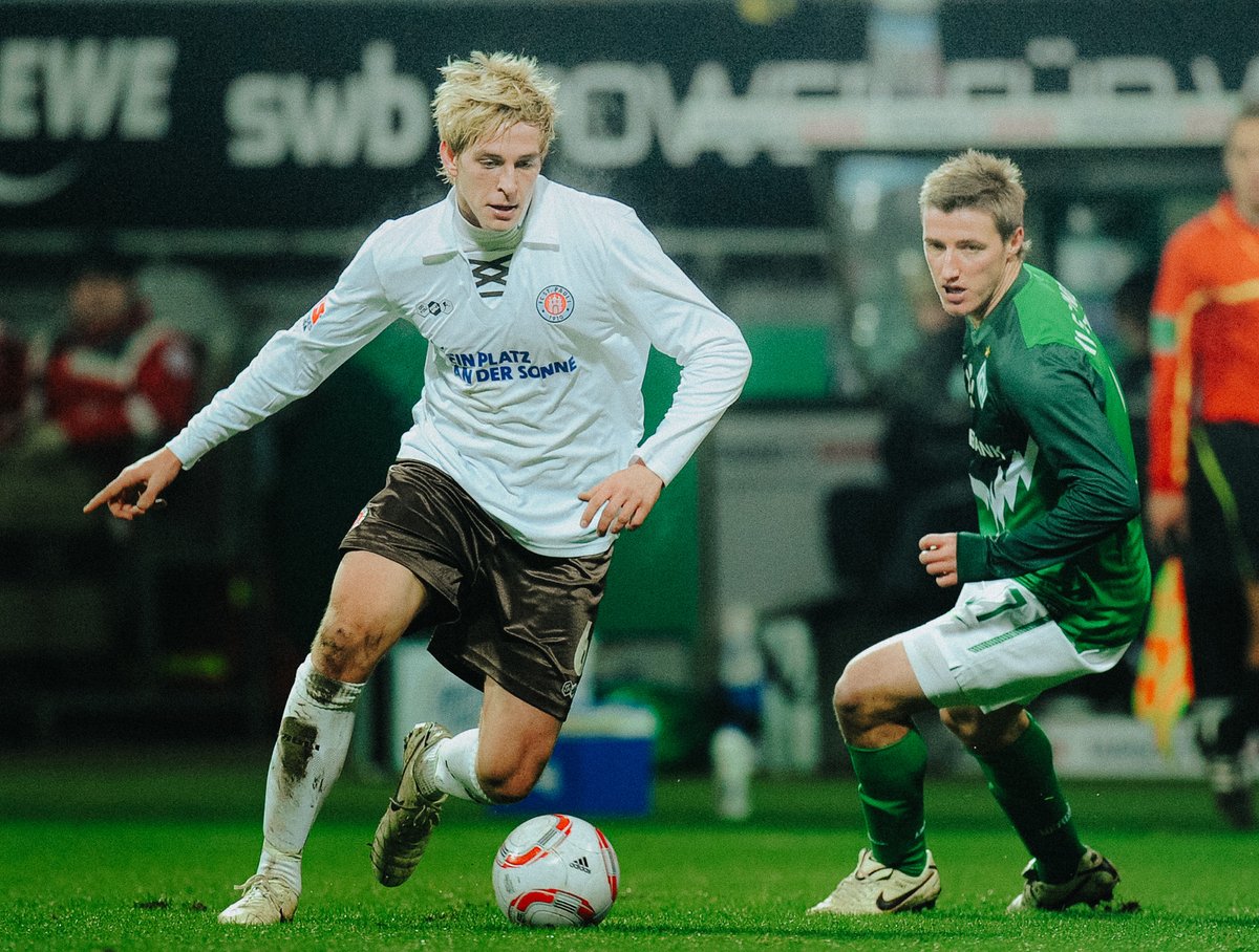 fcstpauli's tweet photo. Wir wünschen Bastian #Oczipka alles Gute für seine Zeit nach der Karriere. Der Außenverteidiger lief in 37 Pflichtspielen für unsere #Kiezkicker auf und trug in der Saison 2009/10 zum Erstliga-Aufstieg bei. 🏴☠️
#fcsp #ynwa https://t.co/uQxifyVfTF