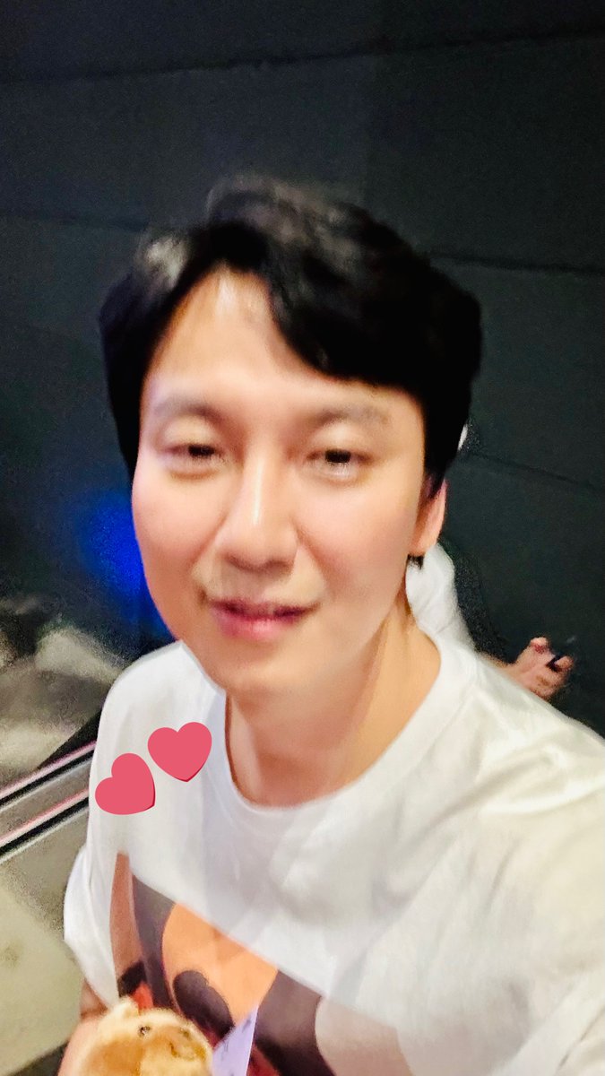 namgil_pic's tweet photo. 아닠ㅋㅋㅋ 셀카 찍어달랬더니 같이 찍으려길래 아니요 배우님만… 했더니 1차 당황 ㅋㅋㅋㅋㅋ 찍다가 흔들려서 2차 당황 ㅋㅋㅋㅋ 결국 흔들린 사진 2장과 안 흔들린 사진을 남기고 간 남기리… 귀엽다 ㅋㅋㅋㅋ https://t.co/jRp0EYUgzX