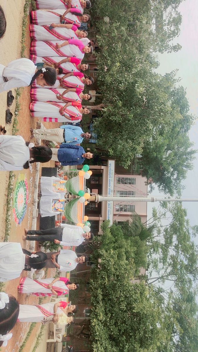 MmdrsRaichur's tweet photo. ಇಂದು ನಮ್ಮ ಶಾಲೆಯಲ್ಲಿ ಸ್ವಾತಂತ್ರ್ಯ ದಿನಾಚಣೆಯನ್ನು ತುಂಬಾ ವಿಜೃಂಭಣೆ ಯಿಂದ ಆಚರಿಸಲಾಯಿತು.ಮಾನ್ಯ ಜಿಲ್ಲಾ ಅಧಿಕಾರಿಗಳು ಶ್ರೀ ಸಂಗಮೇಶ್ ಅಲ್ಪಸಂಖ್ಯಾತರ ಕಲ್ಯಾಣ ಇಲಾಖೆ ರಾಯಚೂರು ರವರು ಹಾಗೂ ಡಾ|| ಶ್ರೀ ರಜಾಕ್ ಉಸ್ತಾದ್ ಹೈದ್ರಾಬಾದ್ ಕರ್ನಾಟಕ ಹೋರಾಟ ಸಮಿತಿ ರಾಯಚೂರು ರವರು ಧ್ವಜಾರೋಹಣ ನೆರವೇರಿಸಿ, ಮಾತನಾಡಿದರು.
@DOMGOK @of_raichur https://t.co/1fFsKgsoUK