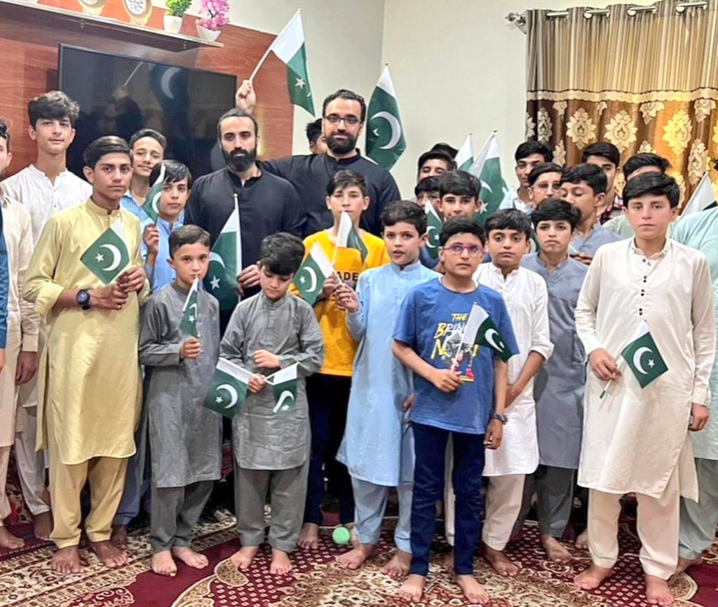 ajkapak's tweet photo. Late Senator Rehman Malik’s sons Ali, Umar Rehman Malik celebrate Independence Day with orphans.
@AliRehmanMalik3 
@UmarRehmanMalik
https://t.co/E9SNv1eIqv via @آج کا پاکستان https://t.co/WZ1iDtM98Y