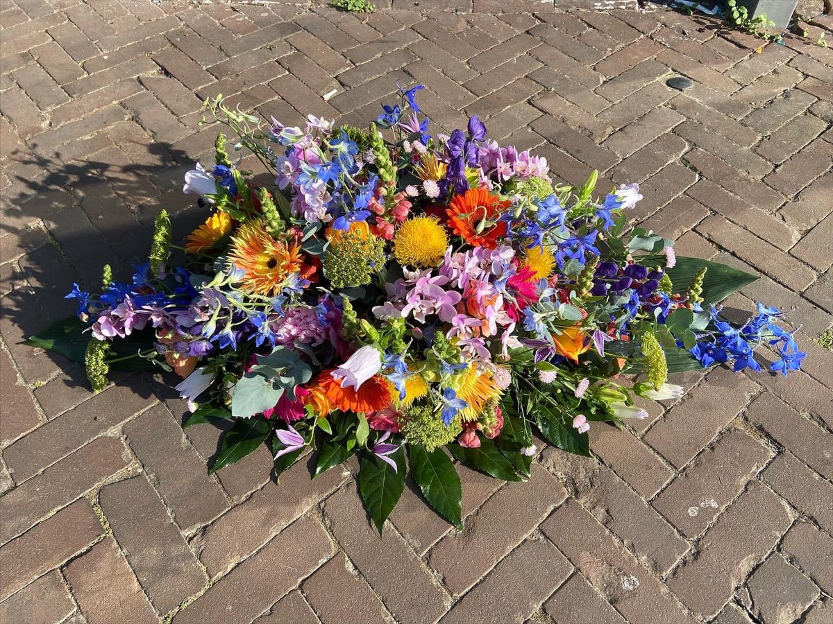 We wilden dit zomerse rouwstuk met jullie delen. We hebben dit stuk op maat en met liefde gemaakt. 

We denken graag met u mee.☺️🌹 

#florist #rouwarrangement #maassluis