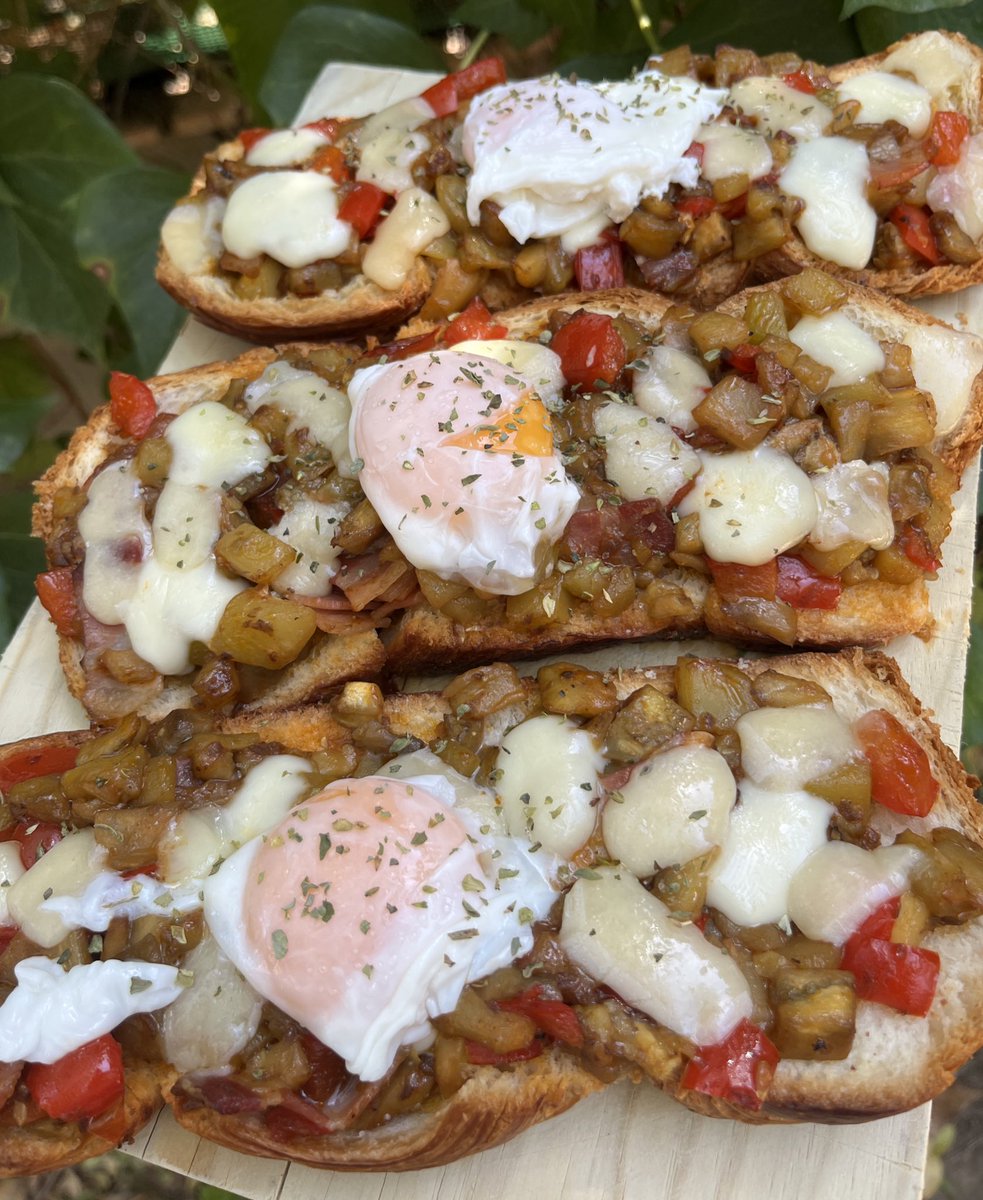 MTarradellas's tweet image. La recepta q hem preparat pel dinar d’avui ha triomfat! #padecroissant, #verduressofregides, #formatges i #oupoche!