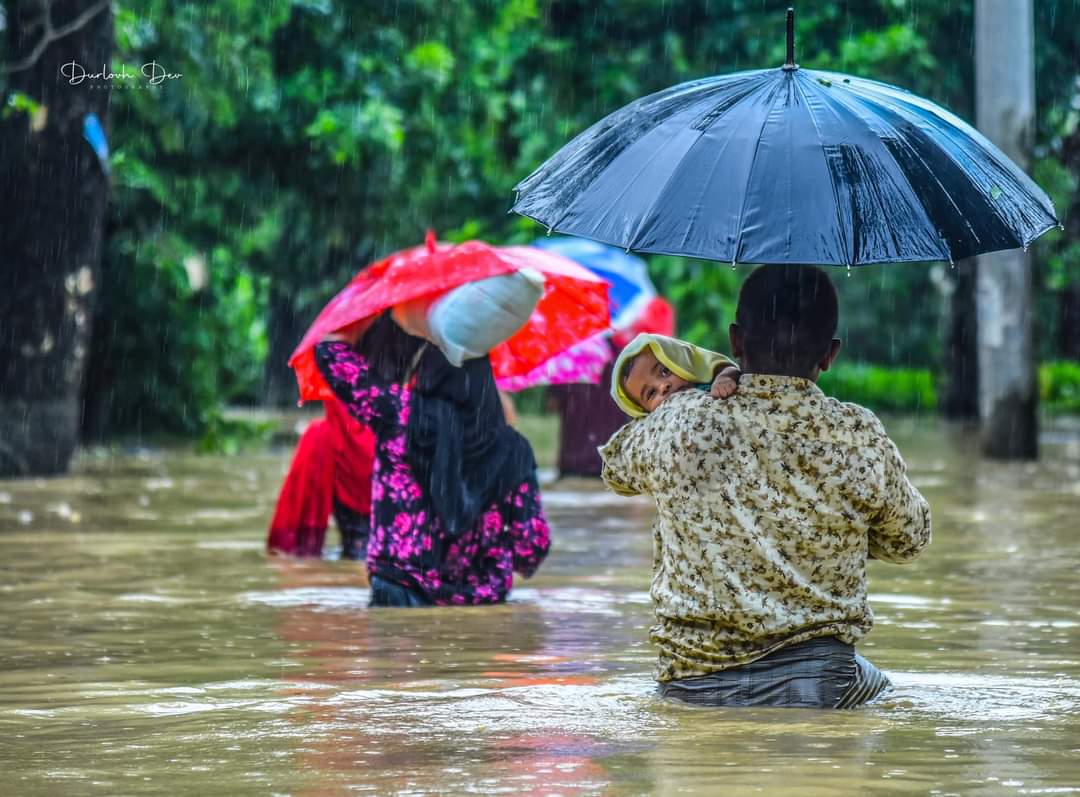 NayonSorkarBD's tweet image. The lives &amp;amp; future of 20M children in #Bangladesh are at risk due to #climatechange. Children want a safe &amp;amp; livable earth. 🌍

Heavy rain in #Chottogram, #CoxsBazar &amp;amp; #Bandarban district have caused extensive damage due to #floods.

#ChottogramFloods
#BangladeshAlreadySuffering