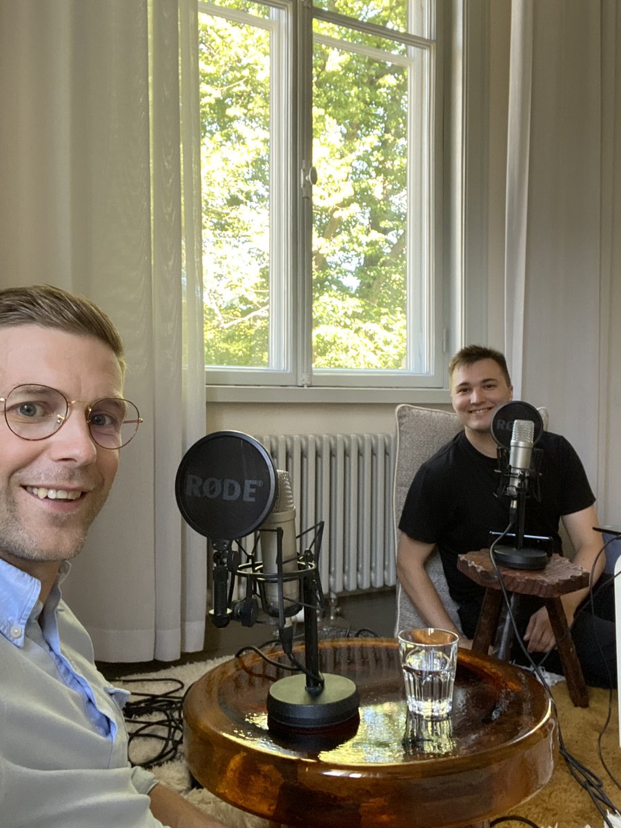 Tänään <a href="/SBiodiful/">STNBiodiful</a>’n podcastissa <a href="/LappalainenRoni/">Roni Lappalainen</a> vieraana keskustelemassa mm. ekologisesti kestävän tulevaisuuden kuvittelemisesta ja sen vaikeudesta. 

Nauhoituspaikkana luonnollisesti Tieteen ja toivon talo <a href="/Puistokatu4/">Puistokatu 4</a> 🐝

Podcastia pääsee kuuntelemaan ensi viikon alussa 🔜