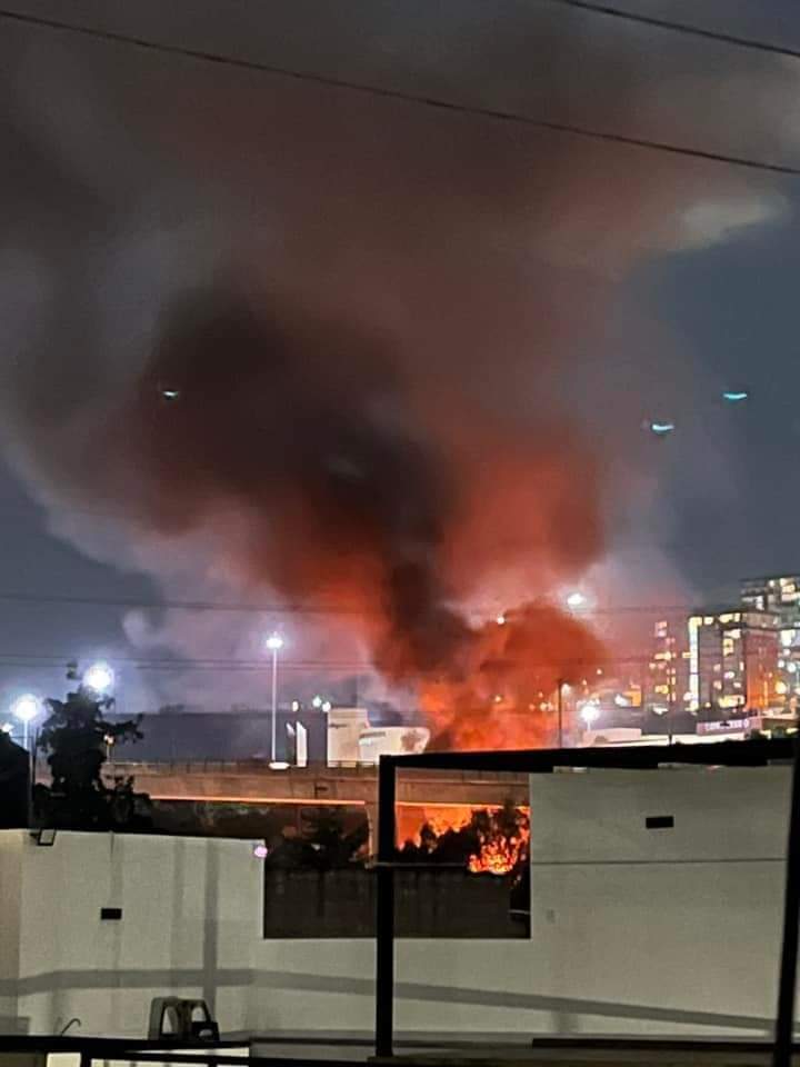 aleaxion_mx's tweet photo. 🔴CIERRE DE CIRCULACIÓN 📷Autopista Chamapa Lechería, km 0, dirección Lechería. Continúa cierre de circulación por atención de accidente (maniobras para retiro de unidad siniestrada). Toma tus precauciones. ⚠️⚠️⚠️ https://t.co/TjXGBqcH9k