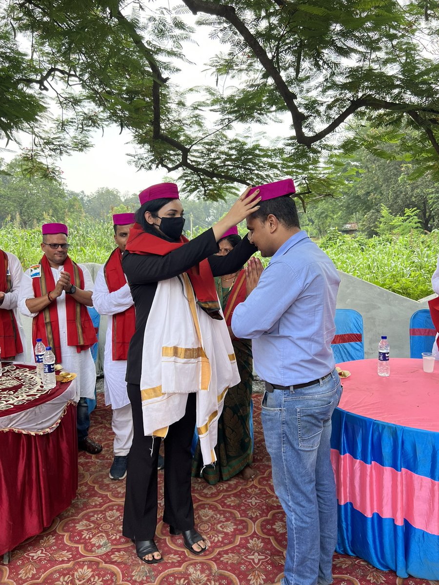 pluralsbharat's tweet photo. भारत को सुपर पावर बनाने के लिए बिहार की आर्थिक आज़ादी ज़रूरी - पुष्पम प्रिया चौधरी 

स्वतंत्रता-दिवस के अवसर पर बिहार की लोकप्रिय युवा नेता और प्लुरल्स सुप्रीमो सुश्री पुष्पम प्रिया चौधरी ने आज दरभंगा के बहादुरपुर प्रखंड में रामभद्रपुर पंचायत के श्रीदिलपुर क्रांति-स्तम्भ स्थल पर झंडोत्तोलन किया। ज्ञात हो कि यह क्रांति-स्तम्भ दरभंगा के बहादुरपुर, बहेड़ी और हायाघाट प्रखंडों के संगम पर अवस्थित है और आज़ादी के आंदोलन के दिनों में स्थानीय स्वतंत्रता-सेनानी यहीं पर बैठक किया करते थे। झंडोत्तोलन के बाद अपने संबोधन भाषण में पुष्पम प्रिया चौधरी ने महात्मा गांधी, जवाहरलाल नेहरू, सुभाषचंद्र बोस, डॉ भीमराव अंबेडकर और मौलाना अबुल कलाम आज़ाद जैसे आज़ादी के नेताओं के बारे बात करते हुए कहा कि वे न सिर्फ़ दूरदर्शी और ईमानदार थे बल्कि खूब पढ़े-लिखे थे। उन सब ने भी विदेश में ही ऊँची पढ़ाई की और फिर अपना सब कुछ देश के लिए समर्पित कर दिया। उन्होंने कहा कि आज भारत को और विशेषकर बिहार को पढ़े-लिखे दूरदर्शी नेताओं की ज़रूरत है। तभी बिहार का आर्थिक विकास होगा और देश में हमें सम्मान की नज़र से देखा जाएगा। पुष्पम प्रिया ने मिथिला के भी सम्मान की बात कहते हुए इसकी विद्वान परंपरा का ज़िक्र किया और याज्ञवल्क्य, गौतम, मंडन, वाचस्पति जैसे विद्वानों की याद दिलाई। उन्होंने पूछा कि आज की शिक्षा व्यवस्था में वह विद्वता कहाँ है। उन्होंने आह्वान किया कि स्वतंत्रता दिवस को सिर्फ़ 24 घंटे के लिए न याद रखें बल्कि संकल्प लें देश के लिए जो गौरवशाली लक्ष्य रखते हुए हमारे आज़ादी के नेता शहीद हो गए, उन्हें हम आज की राजनीति को बदल कर पूरा करें। पुष्पम प्रिया चौधरी की उपस्थिति से स्थानीय जनता में ख़ासा उत्साह दिखा और इस अवसर पर लोगों ने उनके दिवंगत पिता विनोद कुमार चौधरी को भी याद किया जो इस क्रांति स्तंभ स्थल पर आया करते थे। कार्यक्रम के आयोजक डॉ चंदन ठाकुर ने धन्यवाद भाषण में संकल्प दिलाया कि हम शिक्षित राजनीति के माध्यम से मिथिला की राजनीति और विकास को बदलें। इससे पहले प्लुरल्स के महासचिव अनुपम सुमन ने युवाओं को प्रेरित करते हुए जीवन में असफलता व हार के डर से आज़ादी पाने की बात कही। झंडोत्तोलन कार्यक्रम में तीनों प्रखंडों की आम जनता के अतिरिक्त प्लुरल्स ज़िला अध्यक्ष विक्रम कुमार, उपाध्यक्ष रईस अहमर, संगठन मंत्री रतन चौधरी, कोषाध्यक्ष कृष्णानंद सहित ज़िला भर से प्लुरल्स के सैकड़ों कार्यकर्ता उपस्थित रहे।
