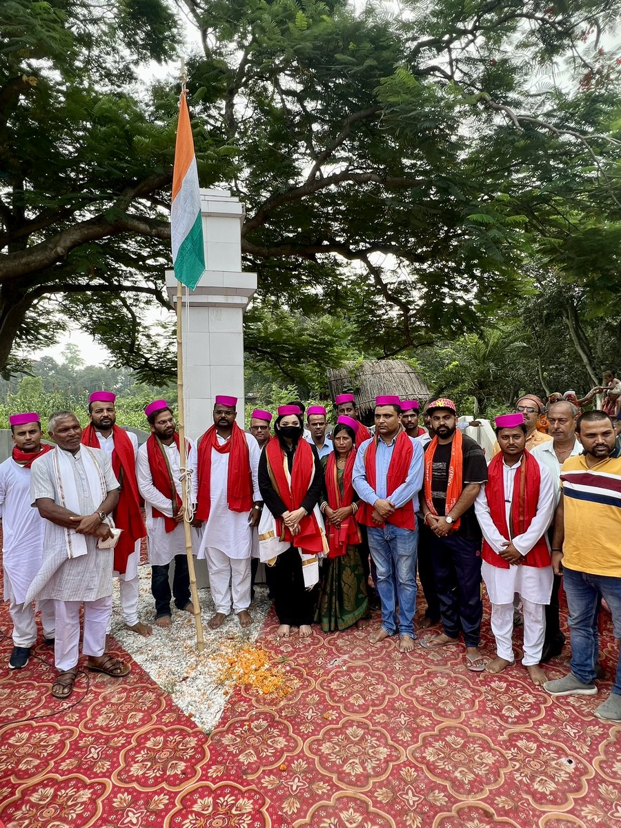 pluralsbharat's tweet photo. भारत को सुपर पावर बनाने के लिए बिहार की आर्थिक आज़ादी ज़रूरी - पुष्पम प्रिया चौधरी 

स्वतंत्रता-दिवस के अवसर पर बिहार की लोकप्रिय युवा नेता और प्लुरल्स सुप्रीमो सुश्री पुष्पम प्रिया चौधरी ने आज दरभंगा के बहादुरपुर प्रखंड में रामभद्रपुर पंचायत के श्रीदिलपुर क्रांति-स्तम्भ स्थल पर झंडोत्तोलन किया। ज्ञात हो कि यह क्रांति-स्तम्भ दरभंगा के बहादुरपुर, बहेड़ी और हायाघाट प्रखंडों के संगम पर अवस्थित है और आज़ादी के आंदोलन के दिनों में स्थानीय स्वतंत्रता-सेनानी यहीं पर बैठक किया करते थे। झंडोत्तोलन के बाद अपने संबोधन भाषण में पुष्पम प्रिया चौधरी ने महात्मा गांधी, जवाहरलाल नेहरू, सुभाषचंद्र बोस, डॉ भीमराव अंबेडकर और मौलाना अबुल कलाम आज़ाद जैसे आज़ादी के नेताओं के बारे बात करते हुए कहा कि वे न सिर्फ़ दूरदर्शी और ईमानदार थे बल्कि खूब पढ़े-लिखे थे। उन सब ने भी विदेश में ही ऊँची पढ़ाई की और फिर अपना सब कुछ देश के लिए समर्पित कर दिया। उन्होंने कहा कि आज भारत को और विशेषकर बिहार को पढ़े-लिखे दूरदर्शी नेताओं की ज़रूरत है। तभी बिहार का आर्थिक विकास होगा और देश में हमें सम्मान की नज़र से देखा जाएगा। पुष्पम प्रिया ने मिथिला के भी सम्मान की बात कहते हुए इसकी विद्वान परंपरा का ज़िक्र किया और याज्ञवल्क्य, गौतम, मंडन, वाचस्पति जैसे विद्वानों की याद दिलाई। उन्होंने पूछा कि आज की शिक्षा व्यवस्था में वह विद्वता कहाँ है। उन्होंने आह्वान किया कि स्वतंत्रता दिवस को सिर्फ़ 24 घंटे के लिए न याद रखें बल्कि संकल्प लें देश के लिए जो गौरवशाली लक्ष्य रखते हुए हमारे आज़ादी के नेता शहीद हो गए, उन्हें हम आज की राजनीति को बदल कर पूरा करें। पुष्पम प्रिया चौधरी की उपस्थिति से स्थानीय जनता में ख़ासा उत्साह दिखा और इस अवसर पर लोगों ने उनके दिवंगत पिता विनोद कुमार चौधरी को भी याद किया जो इस क्रांति स्तंभ स्थल पर आया करते थे। कार्यक्रम के आयोजक डॉ चंदन ठाकुर ने धन्यवाद भाषण में संकल्प दिलाया कि हम शिक्षित राजनीति के माध्यम से मिथिला की राजनीति और विकास को बदलें। इससे पहले प्लुरल्स के महासचिव अनुपम सुमन ने युवाओं को प्रेरित करते हुए जीवन में असफलता व हार के डर से आज़ादी पाने की बात कही। झंडोत्तोलन कार्यक्रम में तीनों प्रखंडों की आम जनता के अतिरिक्त प्लुरल्स ज़िला अध्यक्ष विक्रम कुमार, उपाध्यक्ष रईस अहमर, संगठन मंत्री रतन चौधरी, कोषाध्यक्ष कृष्णानंद सहित ज़िला भर से प्लुरल्स के सैकड़ों कार्यकर्ता उपस्थित रहे।