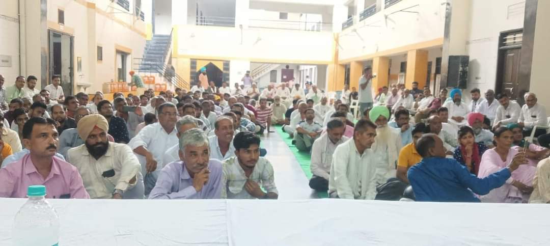 आज़ादी के 75 साल के बाद भी gds गुलामी की जंजीरों में जकड़ा हुआ है। टारगेट के नाम शोषण होता है ,४ घंटे की तनख्वाह देकर हमसे 8 घंटे की मजूरी करवाई जा रही है। हमे भी इंसाफ दे #गुलाम_डाक_सेवक