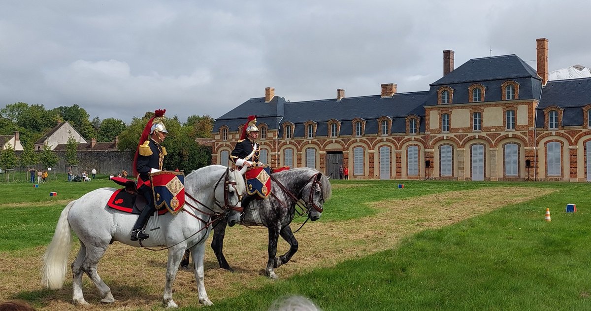 actu_perche's tweet photo. @Gendarmerie_028 La @GardeRepFR à la fête du cheval percheron à la Ferté-Vidame #LePerche https://t.co/2vcWDbndzh