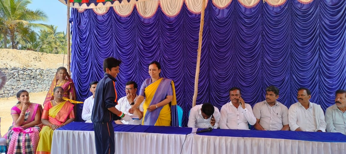 TPMalavalli's tweet photo. ಮಳವಳ್ಳ ತಾಲ್ಲೂಕಿನ ದುಗ್ಗನಹಳ್ಳಿ ಗ್ರಾ.ಪಂ. ವ್ಯಾಪ್ತಿಯ ಅಮೃತ ಸರೋವರ ದಡದ ಮೇಲೆ ಧ್ವಜಾರೋಹಣ ಮಾಡಿ. ಶಿಲಾಫಲಕ ಅನಾವರಣ ಮಾಡಿದ ಕಾರ್ಯನಿರ್ವಾಹಕ ಅಧಿಕಾರಿಗಳಾದ ಮಮತ.ಎಲ್ ರವರು ಪಂಚ ಪ್ರಾಣ ಶಪಥ ಪ್ರತಿಜ್ಞೆ ವಿಧಿ ಸ್ವೀಕರಿಸಿದರು. ಇದೇ ವೇಳೆ ಕ್ರೀಡೆಯಲ್ಲಿ ಭಾಗವಹಿಸಿ ವಿಜೇತರಾದ ಮಕ್ಕಳಿಗೆ ಬಹುಮಾನ ವಿವರಿಸಿದರು.@MgnregsK @ZP_Mandya https://t.co/BUTVXZFeUu
