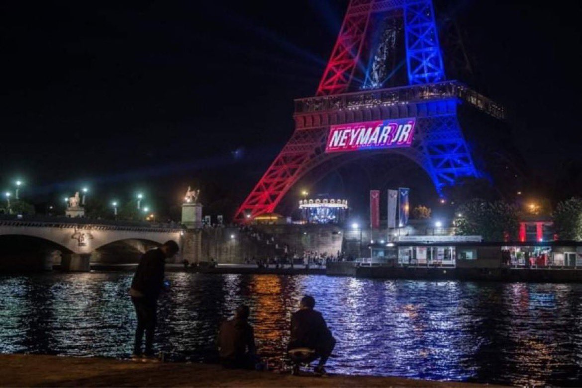 natmiss987's tweet image. Le monument le plus visité au monde ! 

JE RÉPÈTE LE MONUMENT LE PLUS VISITÉ AU MONDE a été allumé pour lui avec son nom dessus le jour de son arrivée ! 

Les supporters ont fait un chant pour lui a son arrivée quand les Marquinhos, Verratti Mbappé ont du attendre 5/6 ans ou de…