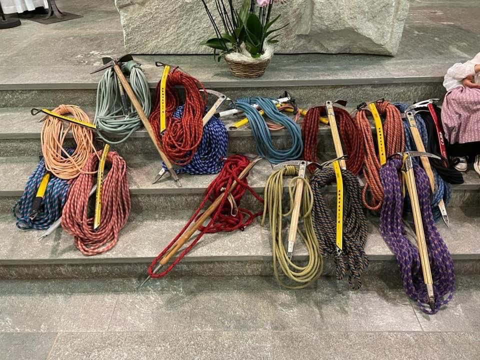 alepanzaoff's tweet photo. Con le celebrazioni dell’assunzione di Maria che si celebra il 15 di Agosto si benedicono le corde e le #piccozze. La Madonna è per tradizione la protettrice delle guide alpine.
W le guide alpine! W la montagna!
#ferragosto #montagna #guidealpine #15agosto https://t.co/rj5ASVtHag