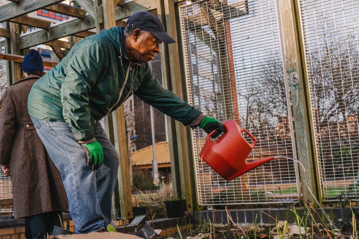 Not sure how much water your trees need?
Want to protect your orchard from extreme weather & increase your soil biodiversity?
Learn all this and more in our blog on watering fruit trees : bit.ly/3uHFdGK 
#FruitTreeCare #AppleTrees #UrbanGrowing