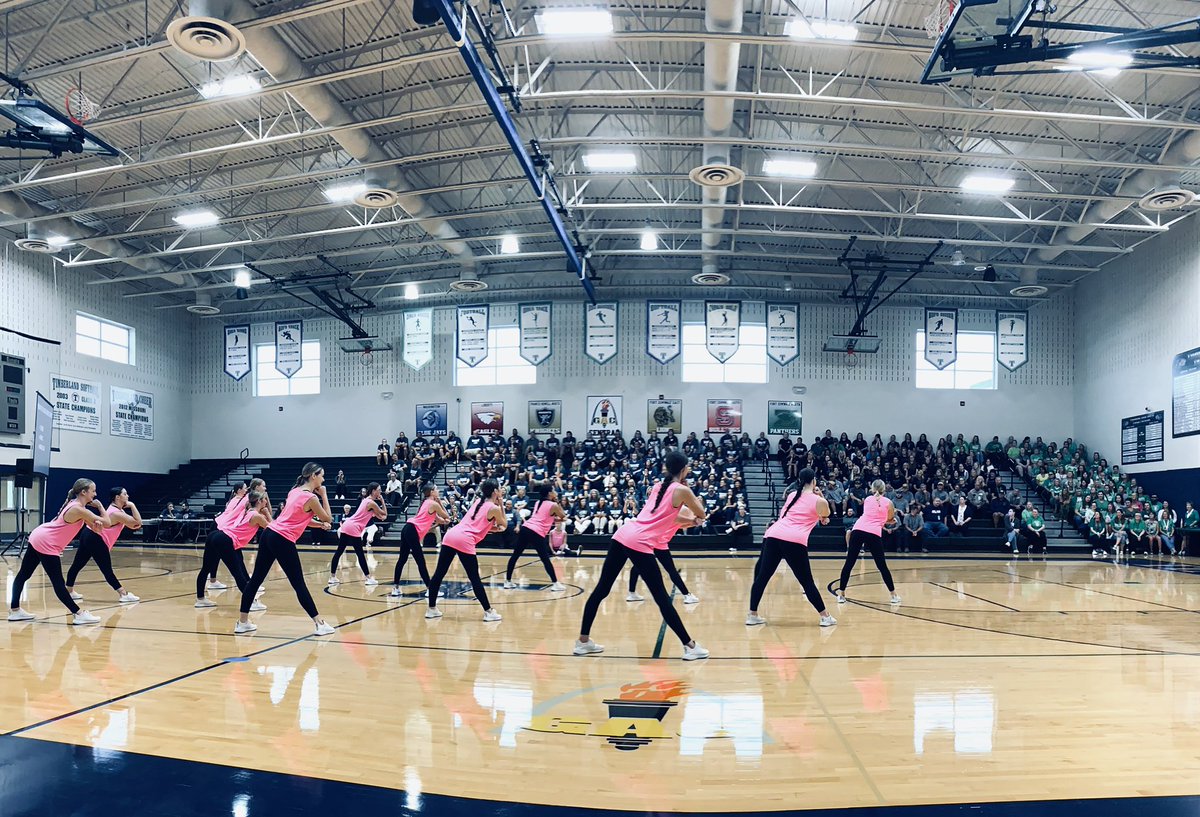 Duello_AP's tweet photo. Duello is ready for another amazing year! #BackToSchoolKickOff #learninggrowingleadingtogether #WeAreDuello #WeAreWentzville @Duello_AP @duello_office https://t.co/UZSQ87AyGg