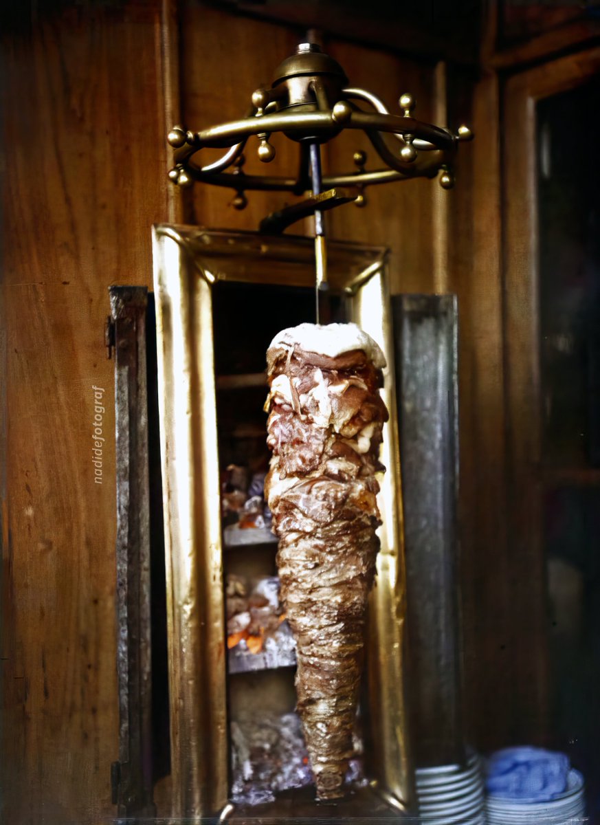 Dünya gastronomi tarihinin ilk renkli döner fotoğrafı 116 yıl önce İstanbul'da otokrom tekniği kullanılarak çekildi.