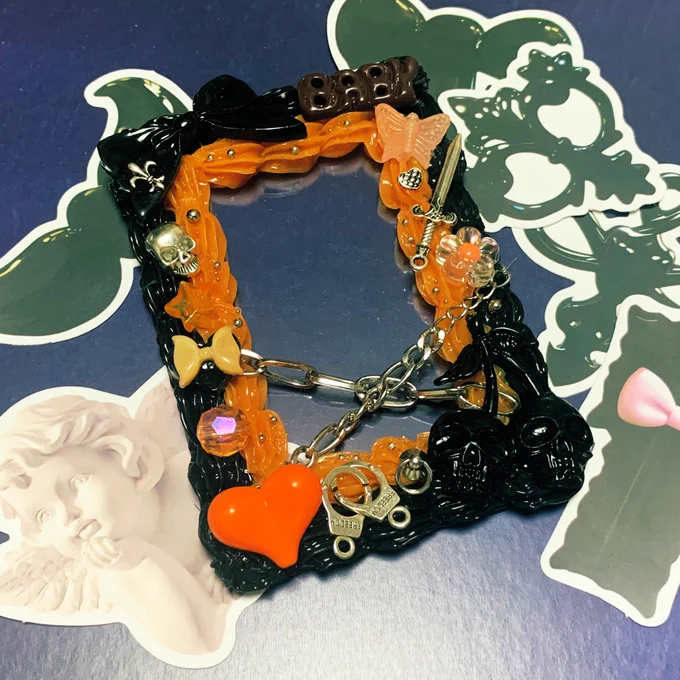 のデコケースが届きました〜可愛くしてくれ!でも格好良くしてくれ!というワガママオーダーにめちゃくちゃ親身に答えてもらえて本当に嬉しかったですおまけのステッカー、完全にキャラを把握されてて笑顔になりました。 