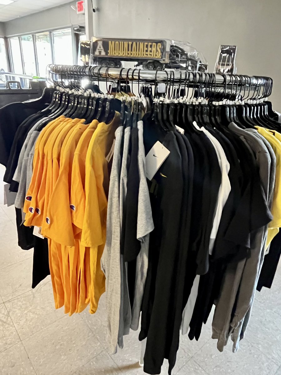appstatesports's tweet photo. Hey #AppFamily - come check out our Pop-Up Shop on King Street across from Dan’l Boone Inn! 

Today through Thursday during @appstate move-in week, you can buy App State tickets, Jeep raffle tickets &amp; exclusive merchandise. 

📍 140 W King St
📅 Tues- Thur
⏰ 9a-4p

#GoApp https://t.co/sv8lCB08JC