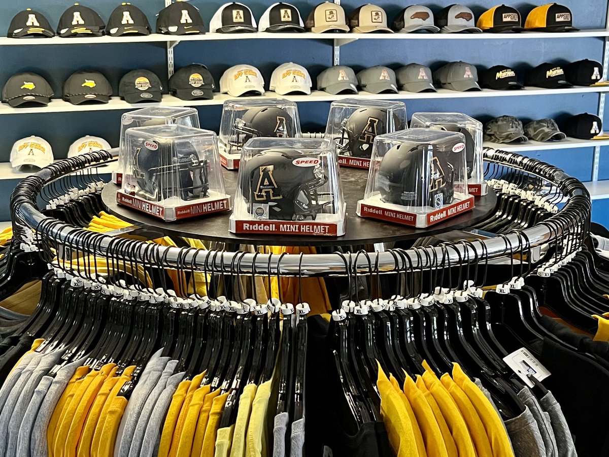 appstatesports's tweet photo. Hey #AppFamily - come check out our Pop-Up Shop on King Street across from Dan’l Boone Inn! 

Today through Thursday during @appstate move-in week, you can buy App State tickets, Jeep raffle tickets &amp; exclusive merchandise. 

📍 140 W King St
📅 Tues- Thur
⏰ 9a-4p

#GoApp https://t.co/sv8lCB08JC