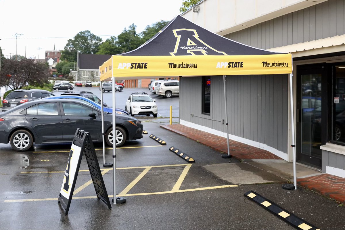 appstatesports's tweet photo. Hey #AppFamily - come check out our Pop-Up Shop on King Street across from Dan’l Boone Inn! 

Today through Thursday during @appstate move-in week, you can buy App State tickets, Jeep raffle tickets &amp; exclusive merchandise. 

📍 140 W King St
📅 Tues- Thur
⏰ 9a-4p

#GoApp https://t.co/sv8lCB08JC