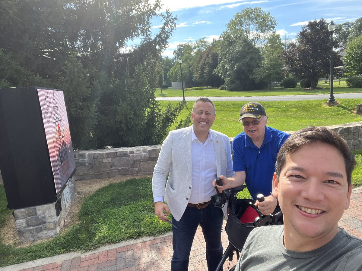 Hanging outside <a href="/GburgMD/">City of Gaithersburg</a> City Hall with <a href="/Yamilrx/">Yamil Hernández</a> and this fine gent for #cityhallselfie day!