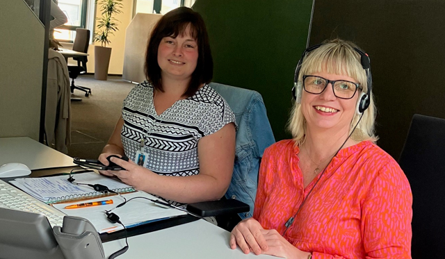 Diese Woche hatten wir Besuch von <a href="/BPfefferlein/">Babette Pfefferlein</a> (rechts im Bild) und haben ihr einen Blick hinter die Kulissen gewährt. In der Telefongeschäftsstelle zeigte unsere Mitarbeiterin Mareike Walter der Landtagsabgeordneten, wie moderne Kundenkommunikation funktioniert.