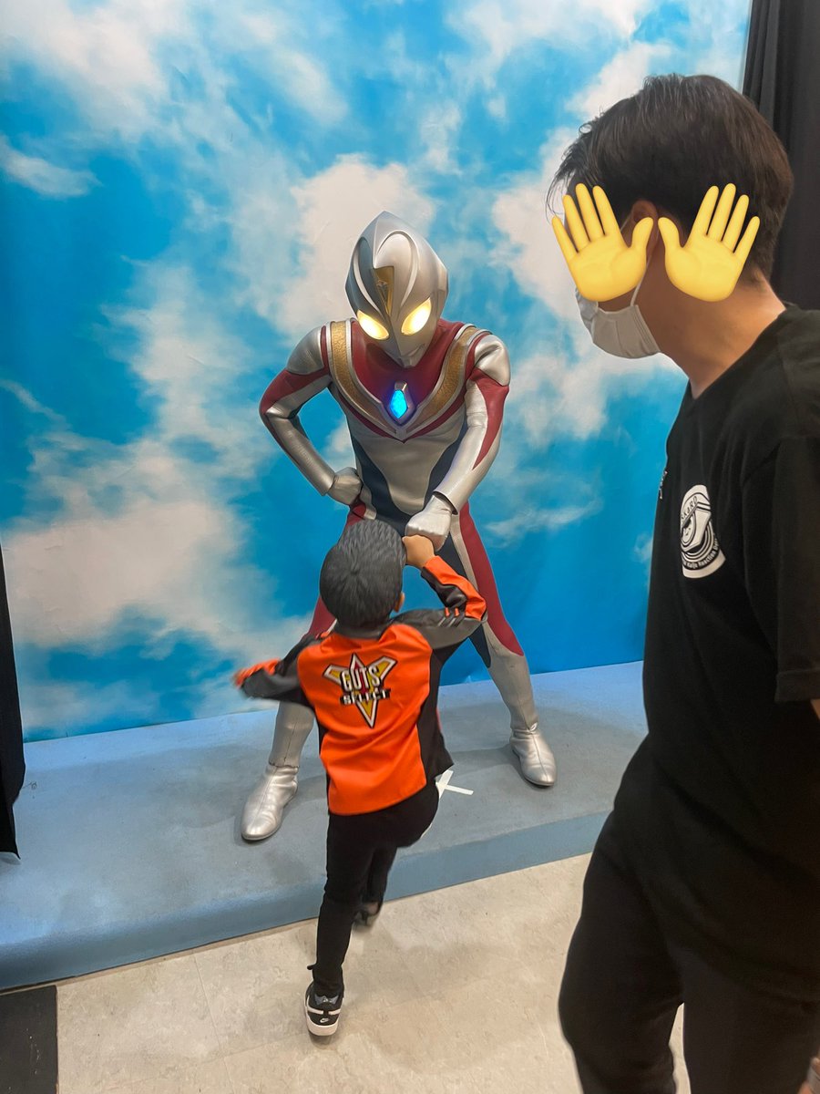 coco_ayanen's tweet photo. @takeshi_tsuruno ダイナ先輩！この間は息子がお世話になりました🫡！！
ポーズ覗いてから真似してくれるの可愛かったです💓✊ https://t.co/rbbgX9FdW6
