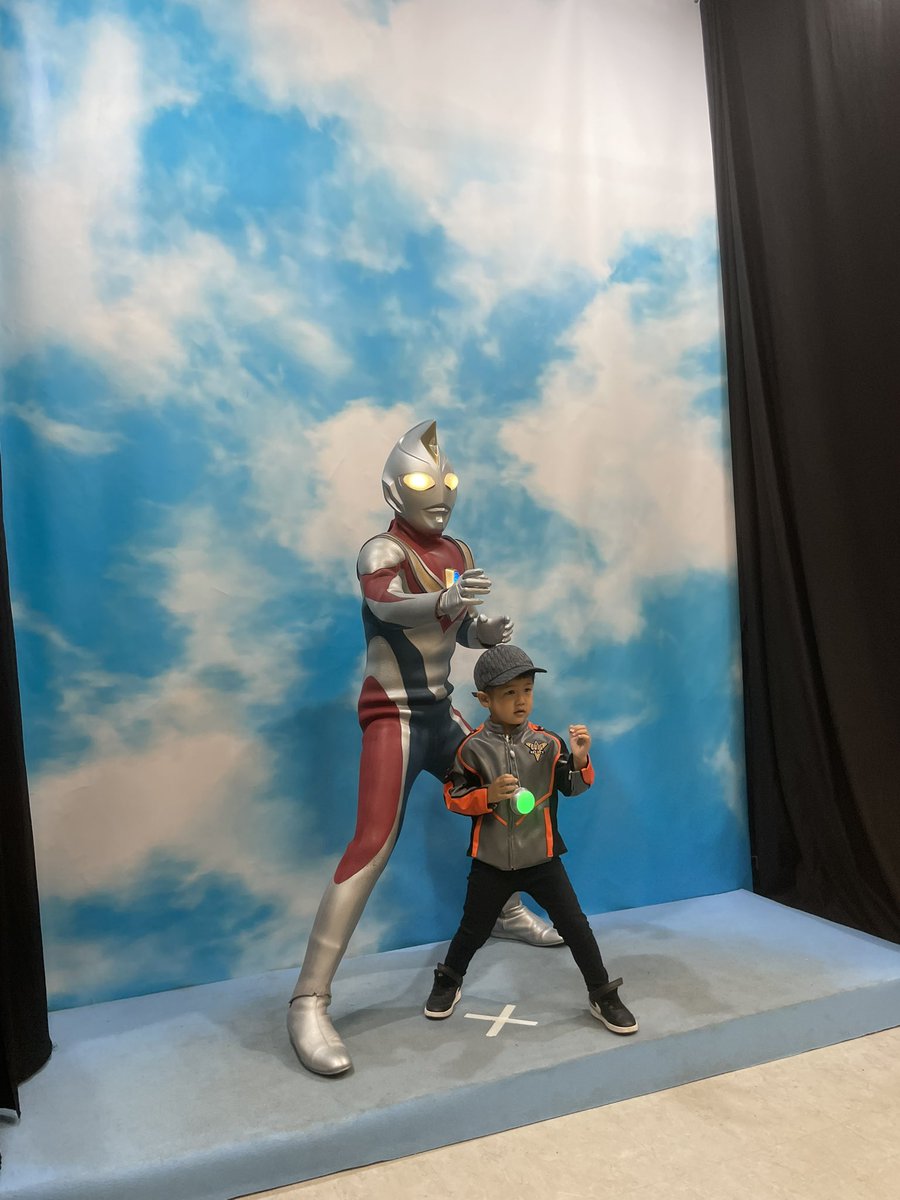coco_ayanen's tweet photo. @takeshi_tsuruno ダイナ先輩！この間は息子がお世話になりました🫡！！
ポーズ覗いてから真似してくれるの可愛かったです💓✊ https://t.co/rbbgX9FdW6