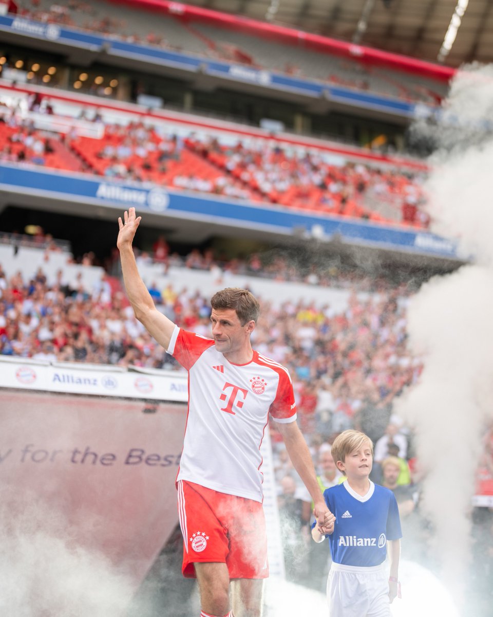 FCBayernEN's tweet photo. 𝟐𝟎𝟎𝟖                                               𝟐𝟎𝟐𝟑

Barely aged a day, @esmuellert_ 😅 https://t.co/810yKg1sg9