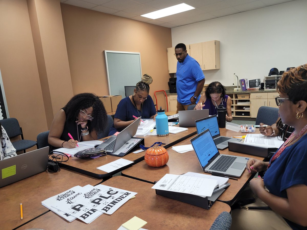 DunevantL's tweet image. Kinder teachers are deep in the work with Lesson Internalization. #EurekaMath #Meets&amp;amp;Masters
@BammelCSLA @HilarionMartin1 @SpringISD