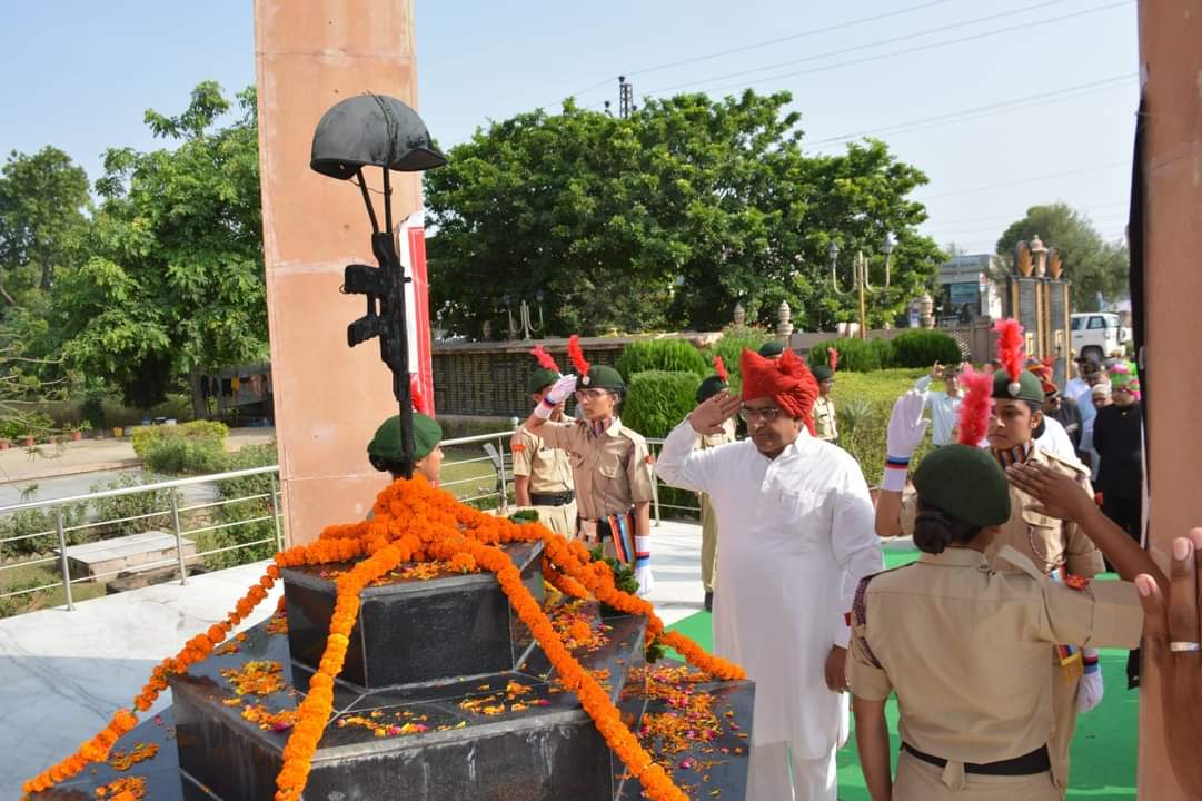 #Sikar कृषि, पशुपालन एवं मत्स्य मंत्री लाल चंद कटारिया ने शहीदों को किया नमन
जिला स्तरीय स्वतन्त्रता दिवस के मुख्य समारोह से पूर्व मुख्य अतिथि कृषि, पशुपालन एवं मत्स्य मंत्री कटारिया ने जिला मुख्यालय स्थित शहीद स्मारक पर पुष्पचक्र अर्पित कर शहीदों को श्रद्धांजली दी। <a href="/DcDmSikar/">District Collector & Magistrate, Sikar</a>
