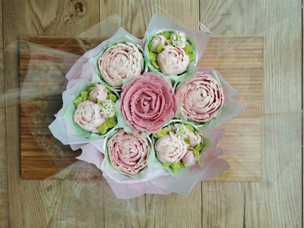 What better way is there to say it with flowers? Well, to say it with edible flowers, of course! Lovingly handcrafted and wrapped. Perfect as a special gift for any occasion 💐

#buttercreamflowers #cupcakes #cupcakesofinstagram #bouqcakes #edibleflowers #flowercupcakes