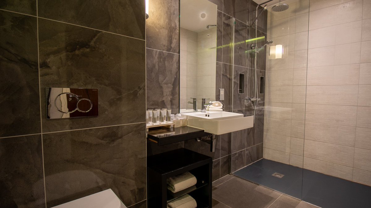 FotaIsland's tweet photo. 🛌 | The Harrington Suite

Experience pure luxury in the Harrington Suite at Fota Island Resort. 
This spacious and elegantly designed retreat offers breathtaking views, plush furnishings, and plentiful amenities.

#FotaIslandResort #LuxuryRetreat #HarringtonSuite https://t.co/4tpE5SlqNM