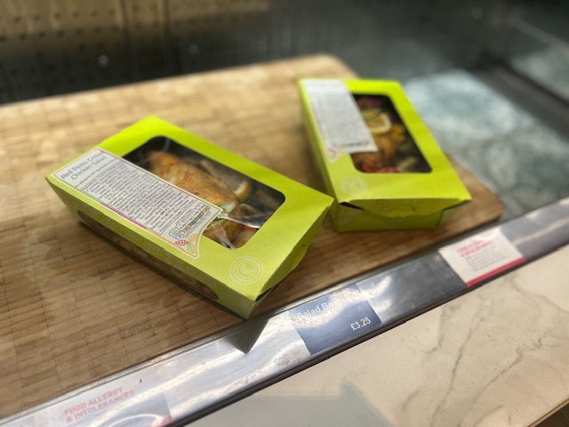 Planglow's tweet image. Lights, camera, compost…🎥🌱

Just for you, here are a few behind-the-scenes shots from our exciting case study film with @Barings 
bank and @PRMWasteSystems 

We can’t wait to share the film with you. 

#CompostablePackaging #Catering #Sustainability