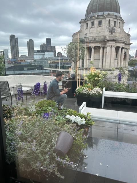 Planglow's tweet image. Lights, camera, compost…🎥🌱

Just for you, here are a few behind-the-scenes shots from our exciting case study film with @Barings 
bank and @PRMWasteSystems 

We can’t wait to share the film with you. 

#CompostablePackaging #Catering #Sustainability