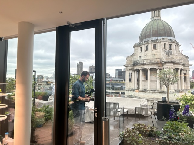 Planglow's tweet image. Lights, camera, compost…🎥🌱

Just for you, here are a few behind-the-scenes shots from our exciting case study film with @Barings 
bank and @PRMWasteSystems 

We can’t wait to share the film with you. 

#CompostablePackaging #Catering #Sustainability