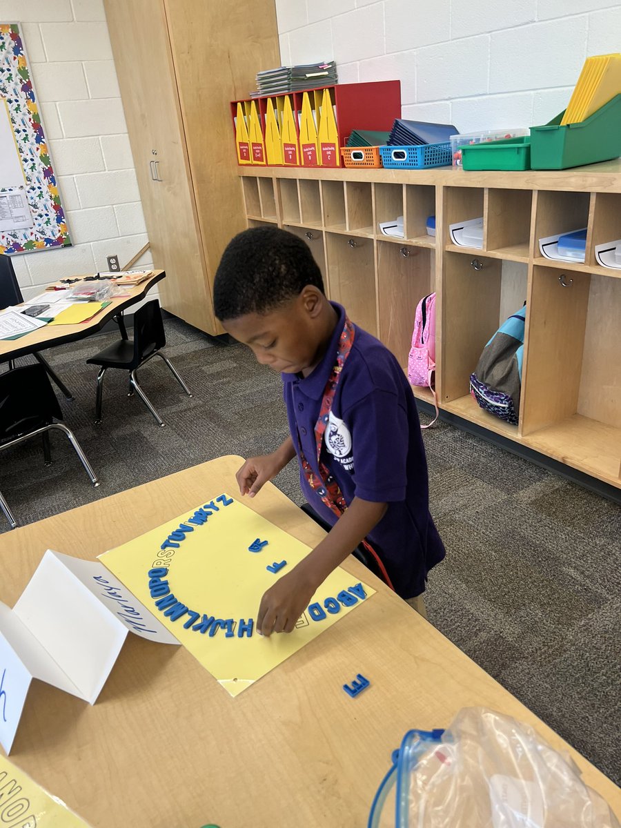 CalixtoCourtney's tweet photo. The kindergarten students in Mr. Boyd’s class had fun learning in centers on their first day of school! @LANschools @LAJohnTWhite #leadershipacademynetwork #allinwithLAN #leadwithLAN #teachwithLAN #fwisdfirstday #backtoschool #fwisd https://t.co/MppJzdztwJ