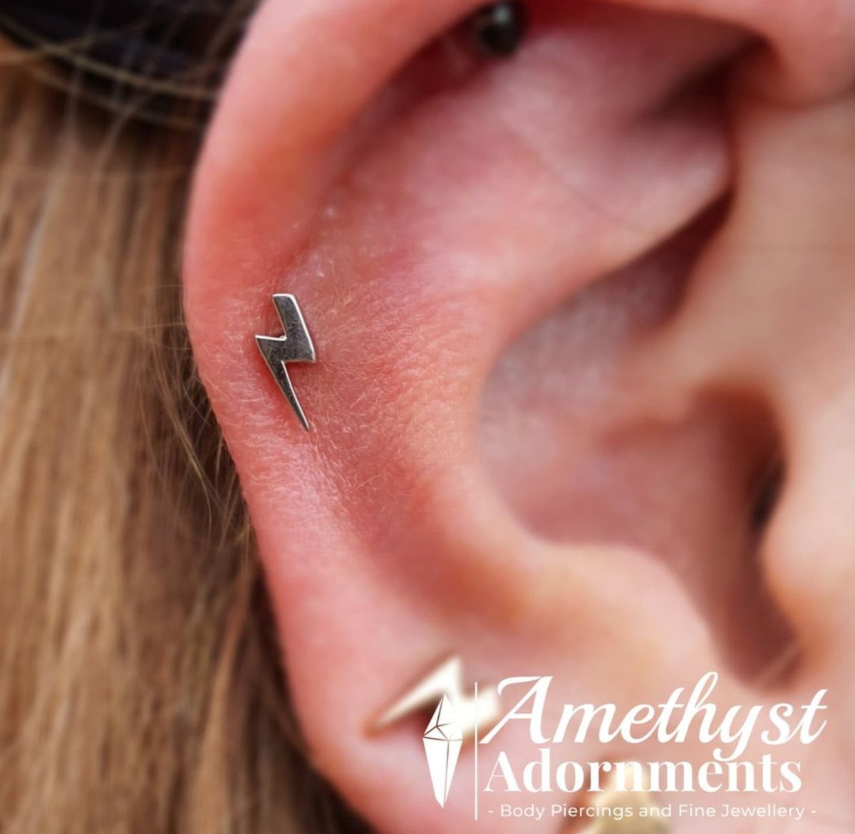 Strike your best look with our dazzling Lightning Bolt Ends in solid 18k gold! 🤩 Perfect for making a statement anytime, anywhere!

#anatometal #jewelry #gold #18k #piercing #bodypiercing #safepiercing #madeinsantacruz